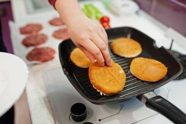 Подготовка фарша: пропуск мяса и хлеба через мясорубку