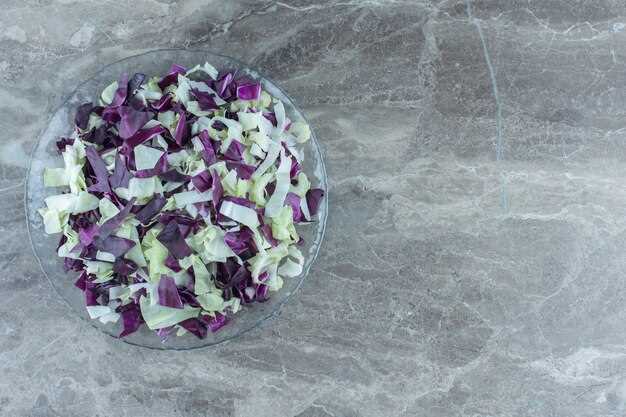 Классический салат с капустой, морковью и лимонной заправкой