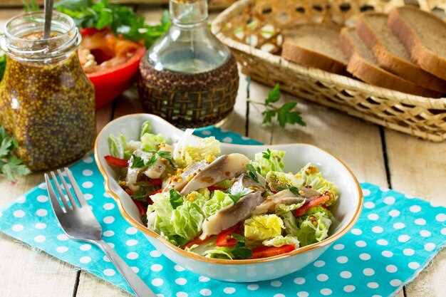 Легкий салат с копченой курицей, шампиньонами и йогуртовой заправкой