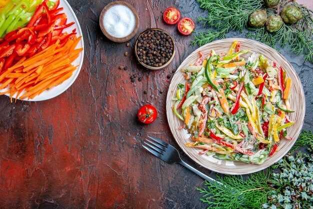 Салат с маринованными шампиньонами и копченой курицей