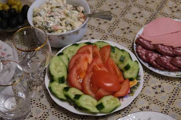 Салат с руколой, огурцами и пряной копченой колбасой