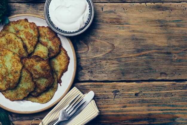 Какие соусы и гарниры дополнят мясные драники