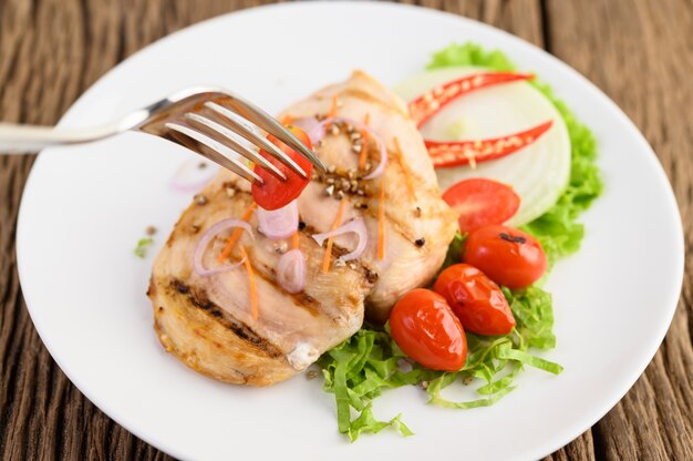 Подача и дополнения к сочной куриной грудке