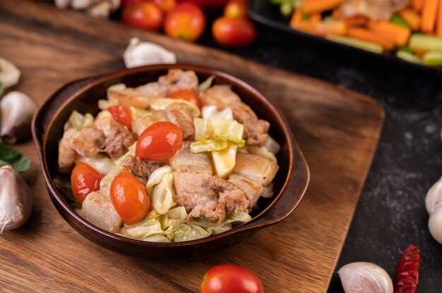 Продукты, дополняющие вкус подливы: лук, морковь, специи