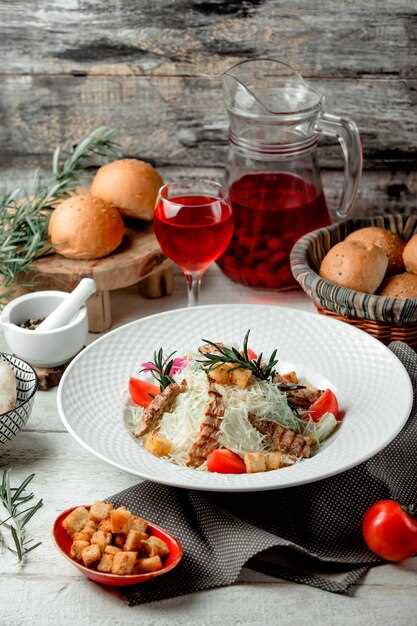 Экзотический салат с кроликом и фруктами