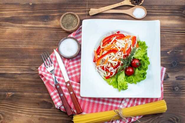 Салат с консервированной сайрой и свежими овощами